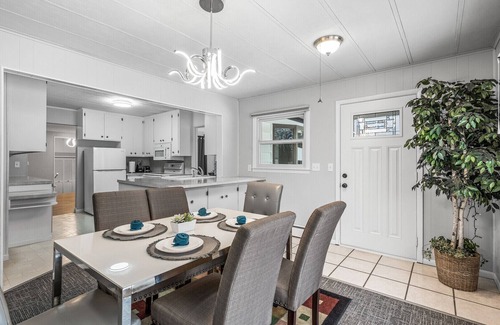 Vadnais Heights Casa | Comfy Homestay- Large Deck & Backyard - near St Paul