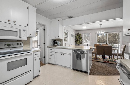 Vadnais Heights Casa | Comfy Homestay- Large Deck & Backyard - near St Paul