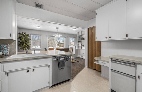 Vadnais Heights Casa | Comfy Homestay- Large Deck & Backyard - near St Paul