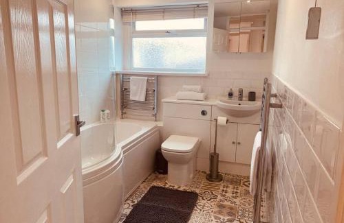 Pentwyn Casa | Comfy House with Parking for Multiple Vehicles