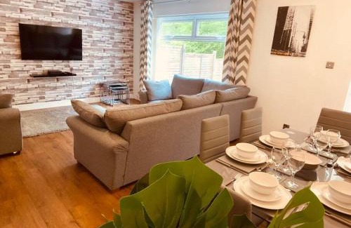 Pentwyn Casa | Comfy House with Parking for Multiple Vehicles