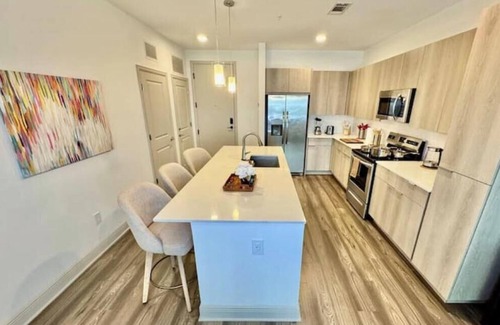Deerwood Apartamento | Comfy Modern King Bed Pool Near Mayo Town Center