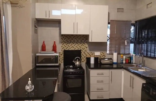 Harare Apartamento | Comfy, modern, stylish furnished cottage - 2174