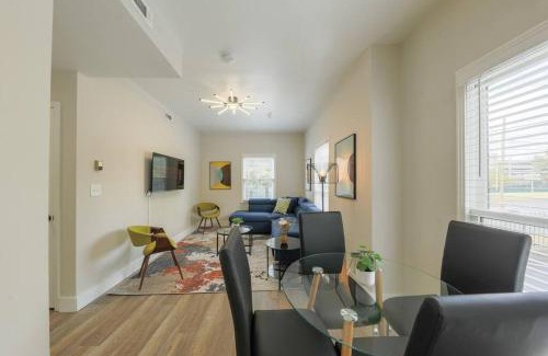 West End Apartamento | Comfy Nashville 1BR with King Bed and Optional Parking Near Gulch & Midtown Walk to The Parthenon