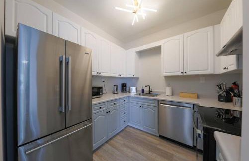 West End Apartamento | Comfy Nashville 1BR with King Bed and Optional Parking Near Gulch & Midtown Walk to The Parthenon