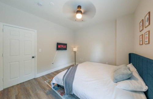 West End Apartamento | Comfy Nashville 1BR with King Bed and Optional Parking Near Gulch & Midtown Walk to The Parthenon