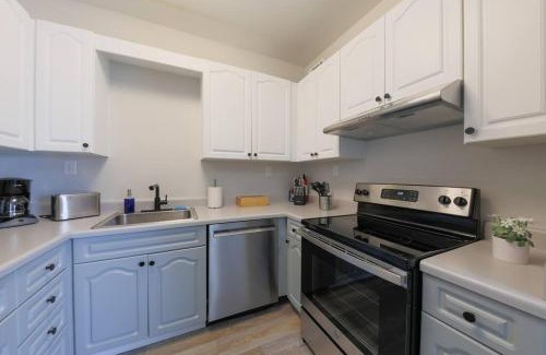 West End Apartamento | Comfy Nashville 1BR with King Bed and Optional Parking Near Gulch & Midtown Walk to The Parthenon