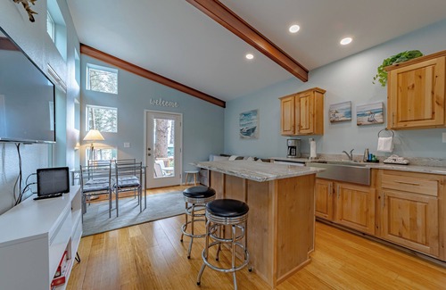 Trinidad Cabina | Comfy oceanside retreat, forested creekside setting, expansive grounds over ocean bluffs