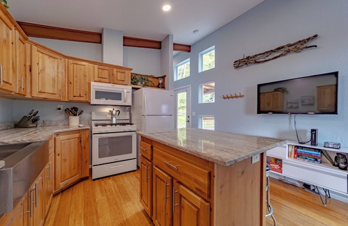 Trinidad Cabina | Comfy oceanside retreat, forested creekside setting, expansive grounds over ocean bluffs