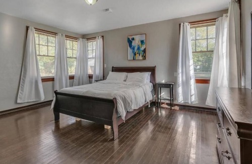 Urban Core Casa | Comfy pet friendly home fully fenced yard mins to downtown