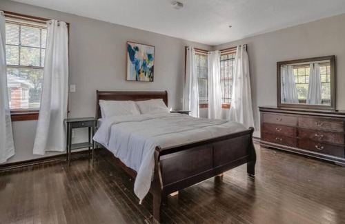 Urban Core Casa | Comfy pet friendly home fully fenced yard mins to downtown