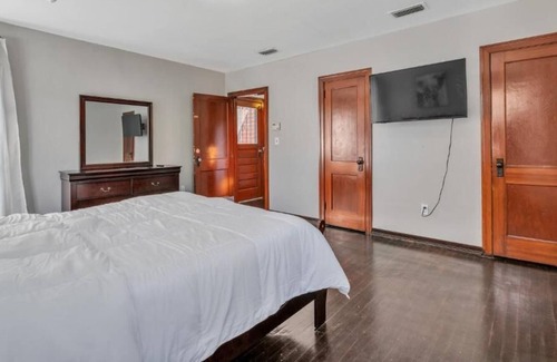 Urban Core Casa | Comfy pet friendly home fully fenced yard mins to downtown