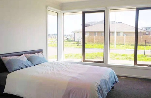 Werribee Casa | Cómoda casa tranquila de 5 dormitorios, a 6 minutos del centro de la ciudad, cerca del zoológico de Werribee y el jardín de rosas VIC