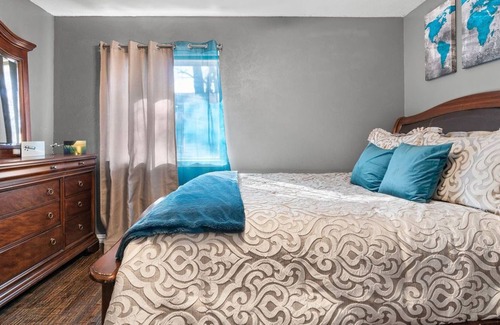 Euless Casa | Comfy, Refreshing Home w/ Sun Room & Pool!
