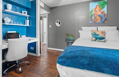 Euless Casa | Comfy, Refreshing Home w/ Sun Room & Pool!