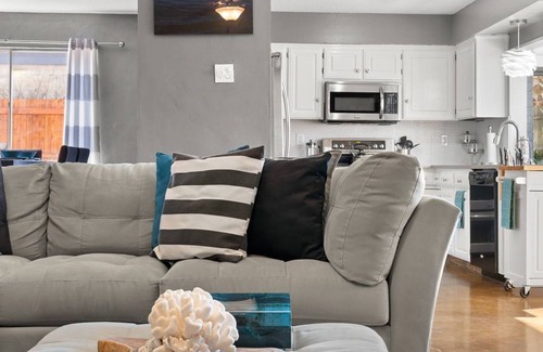 Euless Casa | Comfy, Refreshing Home w/ Sun Room & Pool!