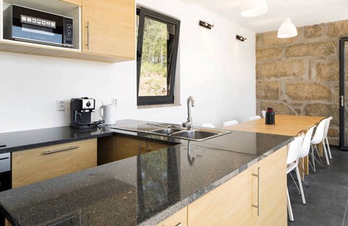 Tondela Otro | 4 habitaciones con baños propios, amplia casa de campo reformada con aire acondicionado