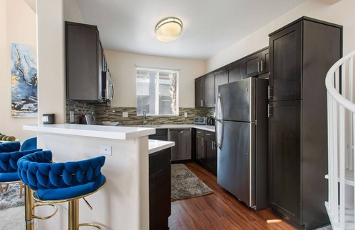 Glendale Apartamento | Comfy SANCTUARY- LAX Airport/SOFI Stadium /3 HOT TUBS/2 POOLS