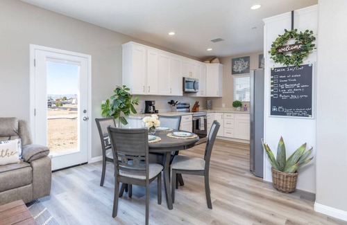 Ridgecrest Casa | Comfy & Stylish- 4 Bathrooms