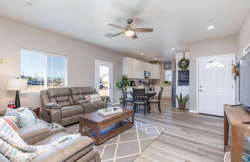 Ridgecrest Casa | Comfy & Stylish- 4 Bathrooms