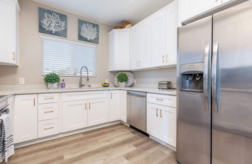 Ridgecrest Casa | Comfy & Stylish- 4 Bathrooms