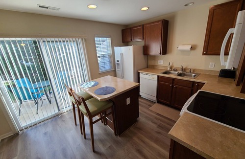 Greensboro Casa | Comfy townhouse near airport and dining!
