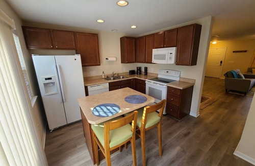 Greensboro Casa | Comfy townhouse near airport and dining!