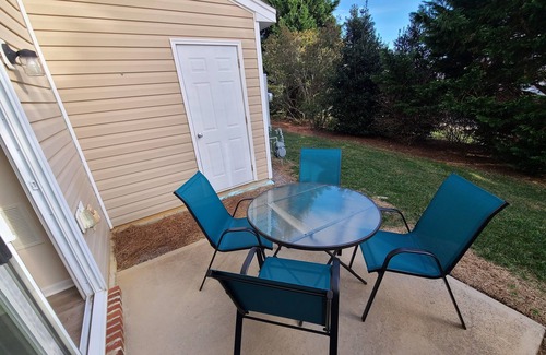 Greensboro Casa | Comfy townhouse near airport and dining!