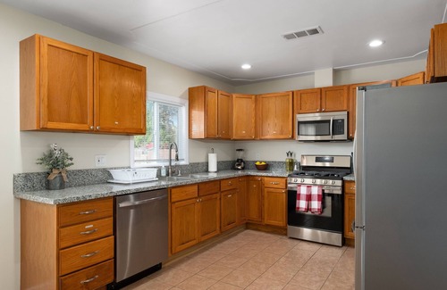 Raisin Casa | Comfy, Upgraded 3B/1Bth w Great Access to Airport