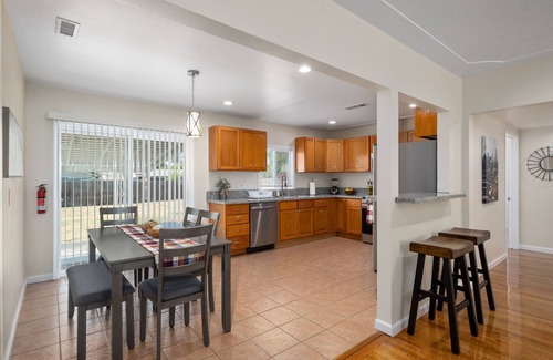 Raisin Casa | Comfy, Upgraded 3B/1Bth w Great Access to Airport