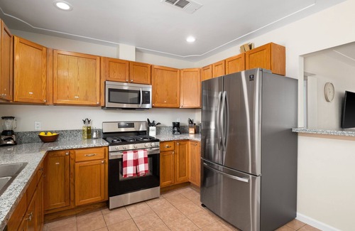 Raisin Casa | Comfy, Upgraded 3B/1Bth w Great Access to Airport