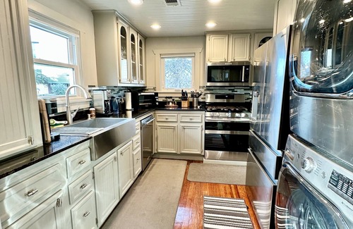 Washington Ave./ Memorial Park Casa | CHIC MODERN DWELlING, PET FRIENDLY, PRIVATE DRIVEWAY PARKING