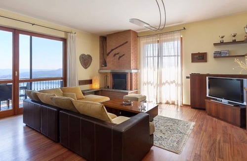 Nebbiuno Villa | ¡Villa cómoda con piscina privada y vistas al lago!