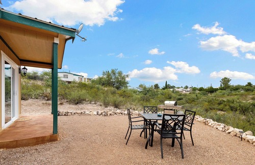 Tombstone Cabina | Comfy West Cabin nestled in Tombstone's Historic District! Pet Friendly!