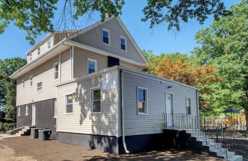 East Orange Casa | Comfy with Free Parking, 2 beds Near Airport, Park/Hospital!