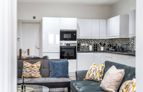 College Park and Old Oak Casa | Comfy Zone 2 3 Bedroom House | Up to 9 Guests| Contractor Friendly | Free Wifi |