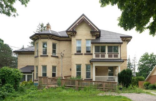 Chesley Casa | Comic House with Climbing Wall & Themes