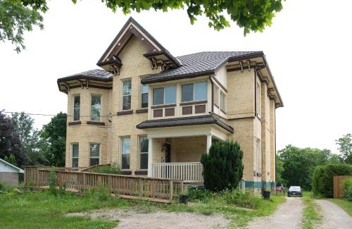 Chesley Casa | Comic House with Climbing Wall & Themes