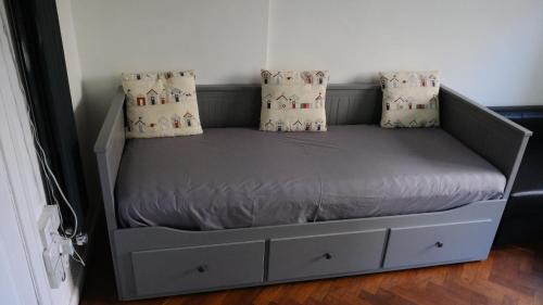 Looe Apartamento | Commanders Cabin 'As seen in Beyond Paradise'
