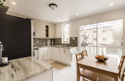 Laval Casa | Comme à la maison 🏡 | stationnement gratuit 🚗 | entrée indépendante🚪