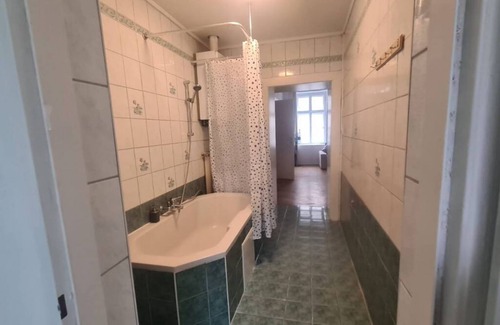 Landstrasse Apartamento | Commodious 3BR Apt. Ideal for Families and Friends