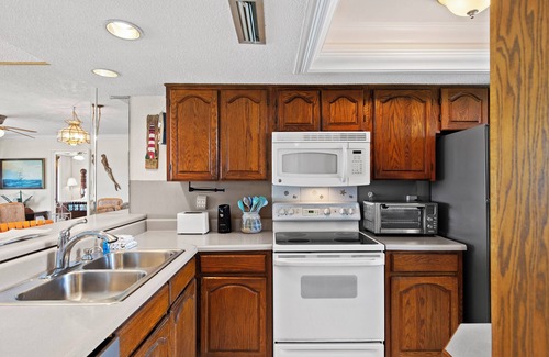 Lower Grand Lagoon Condominio | Commodore 608 2BR Beachfront Retreat with Gulf Views and Large Balcony