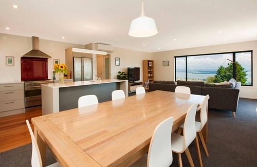 Britannia Heights Casa | 'Commodore' - ¡Moderno con vistas panorámicas al mar!