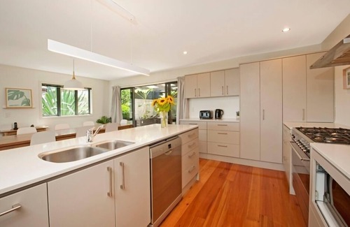 Britannia Heights Casa | 'Commodore' - ¡Moderno con vistas panorámicas al mar!