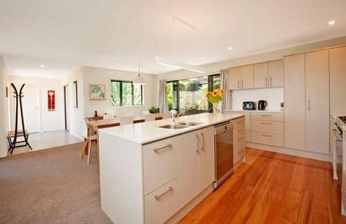 Britannia Heights Casa | 'Commodore' - ¡Moderno con vistas panorámicas al mar!