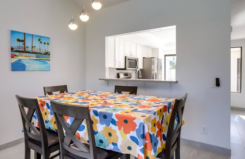 Cathedral City Condominio | Community Perks, 2 Patios: Cathedral City Condo!