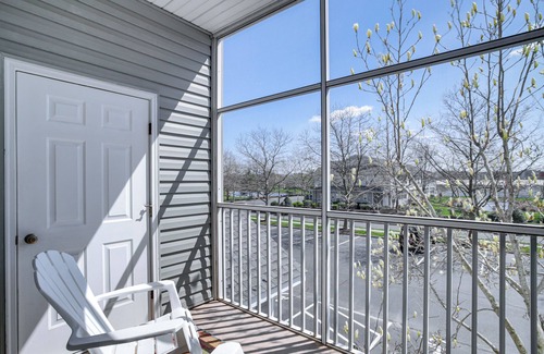 Lewes Apartamento | Community Pool & Private Balcony: Chic Lewes Gem