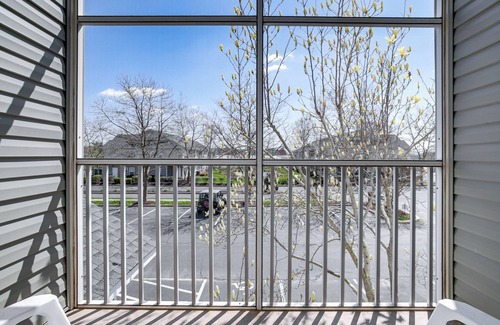 Lewes Apartamento | Community Pool & Private Balcony: Chic Lewes Gem