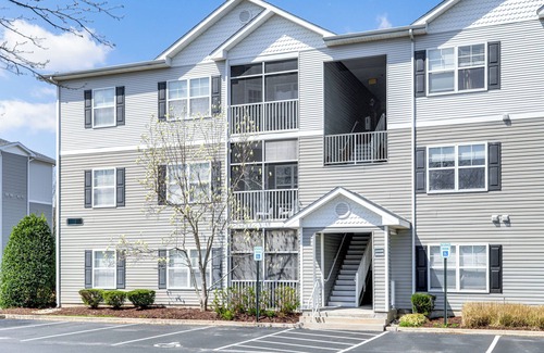 Lewes Apartamento | Community Pool & Private Balcony: Chic Lewes Gem