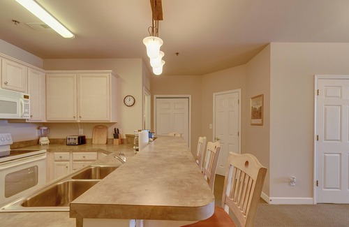 Huddleston Condominio | Community Pools & Beach: Smith Mountain Lake Condo